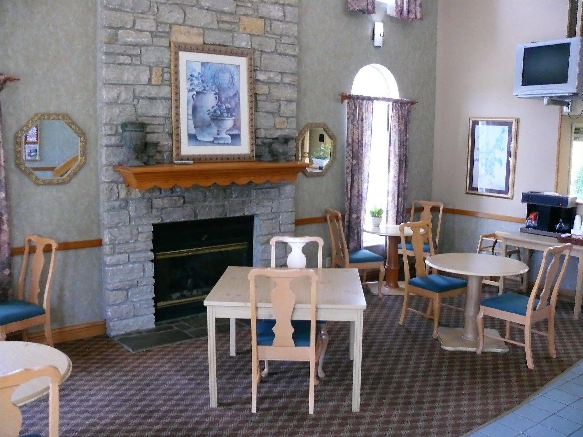 The Woodridge Inn Connersville Exterior foto
